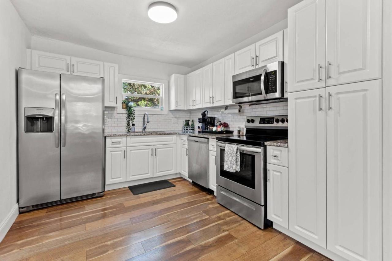 Treehouse Is A Quaint 2 Bedroom In An Up-And-Coming Part Of Town, Pet Friendly With Fenced Yard And Lounge Area That Is Close To Downtown Tampa Kültér fotó