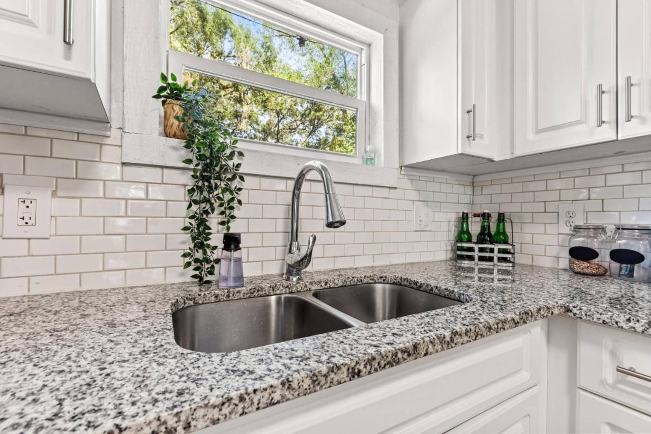 Treehouse Is A Quaint 2 Bedroom In An Up-And-Coming Part Of Town, Pet Friendly With Fenced Yard And Lounge Area That Is Close To Downtown Tampa Kültér fotó