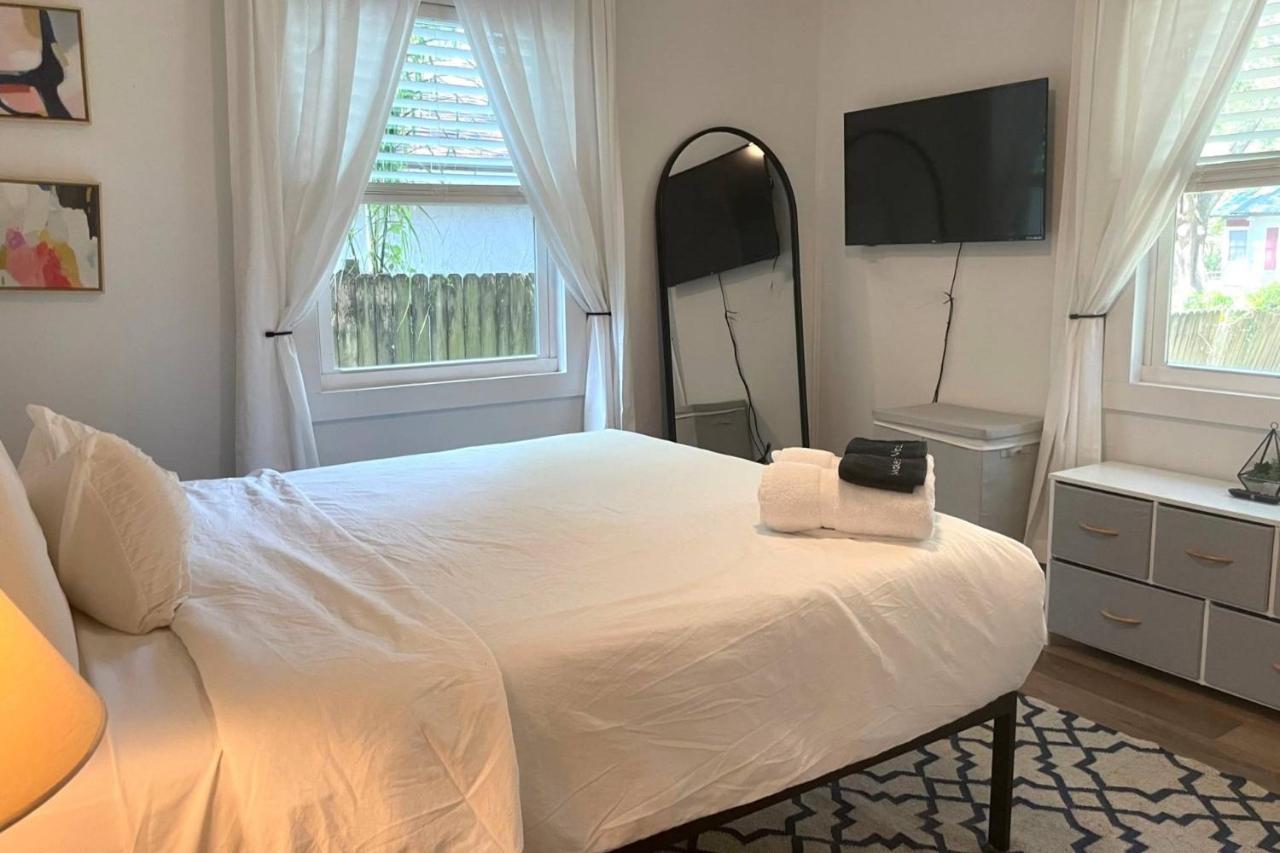 Treehouse Is A Quaint 2 Bedroom In An Up-And-Coming Part Of Town, Pet Friendly With Fenced Yard And Lounge Area That Is Close To Downtown Tampa Kültér fotó