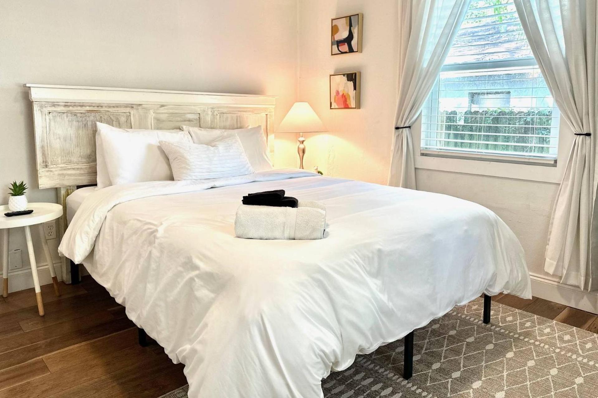 Treehouse Is A Quaint 2 Bedroom In An Up-And-Coming Part Of Town, Pet Friendly With Fenced Yard And Lounge Area That Is Close To Downtown Tampa Kültér fotó