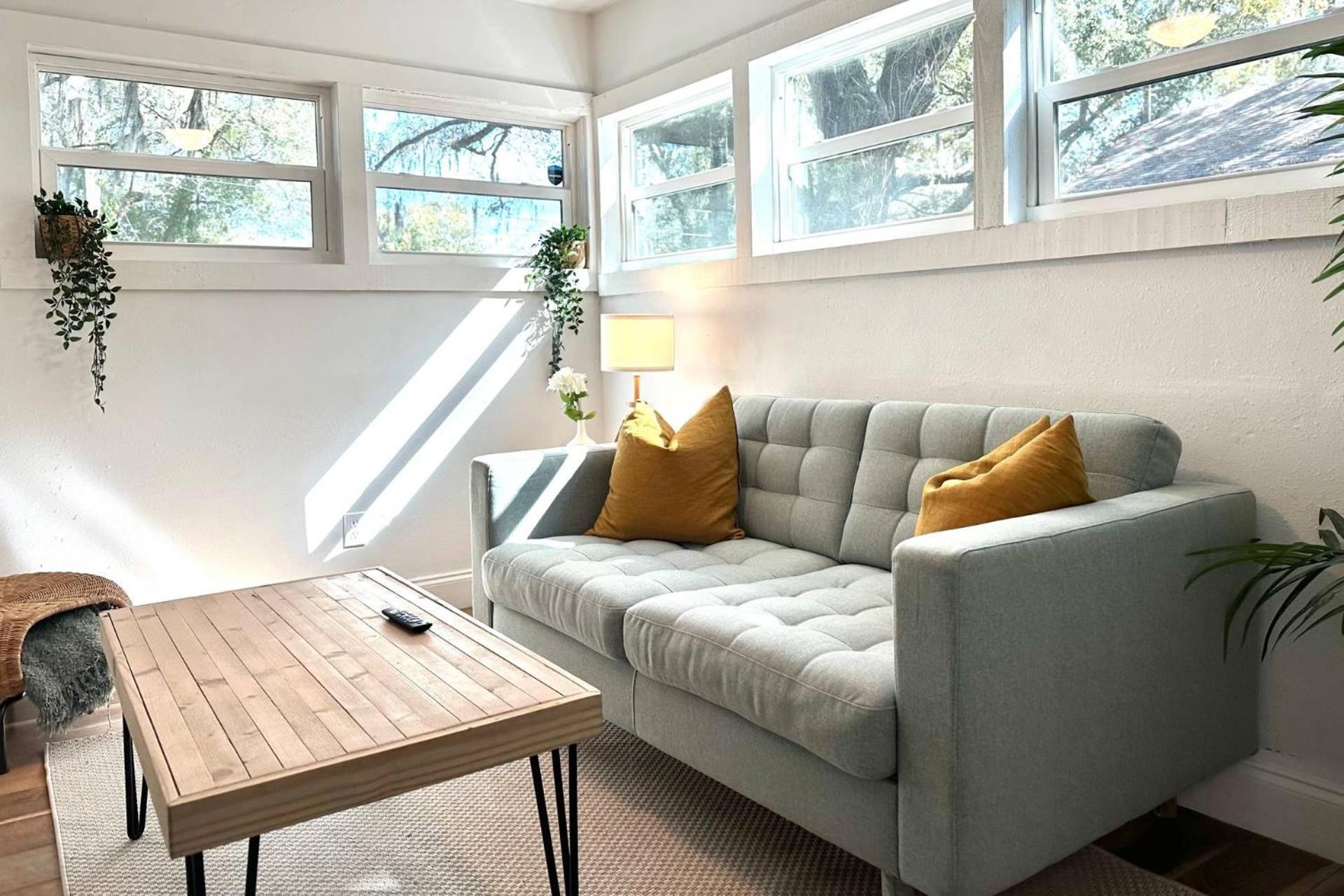 Treehouse Is A Quaint 2 Bedroom In An Up-And-Coming Part Of Town, Pet Friendly With Fenced Yard And Lounge Area That Is Close To Downtown Tampa Kültér fotó