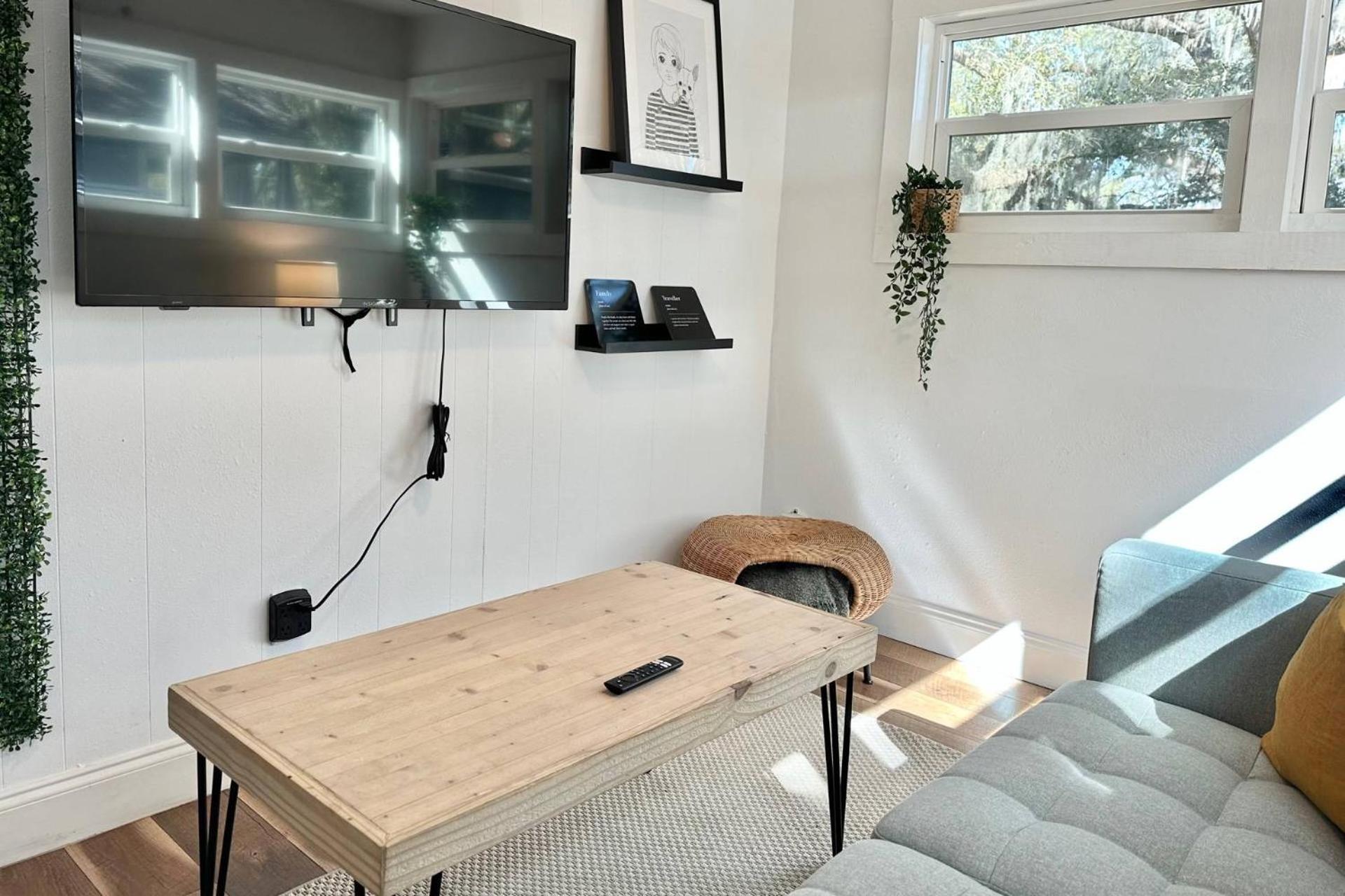 Treehouse Is A Quaint 2 Bedroom In An Up-And-Coming Part Of Town, Pet Friendly With Fenced Yard And Lounge Area That Is Close To Downtown Tampa Kültér fotó